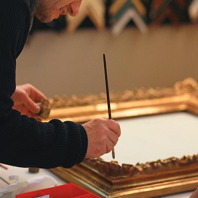 Ein Rahmen wird lackiert