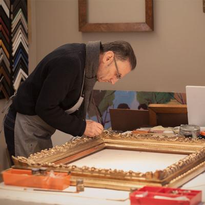 In der Werkstätte von Kunst & Rahmen - Bei der Vergoldung eines Rahmens