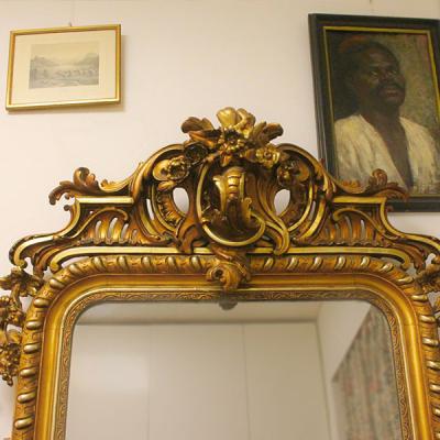 In der Werkstätte von Kunst & Rahmen - Ein Spiegel im geschnitzten Rahmen